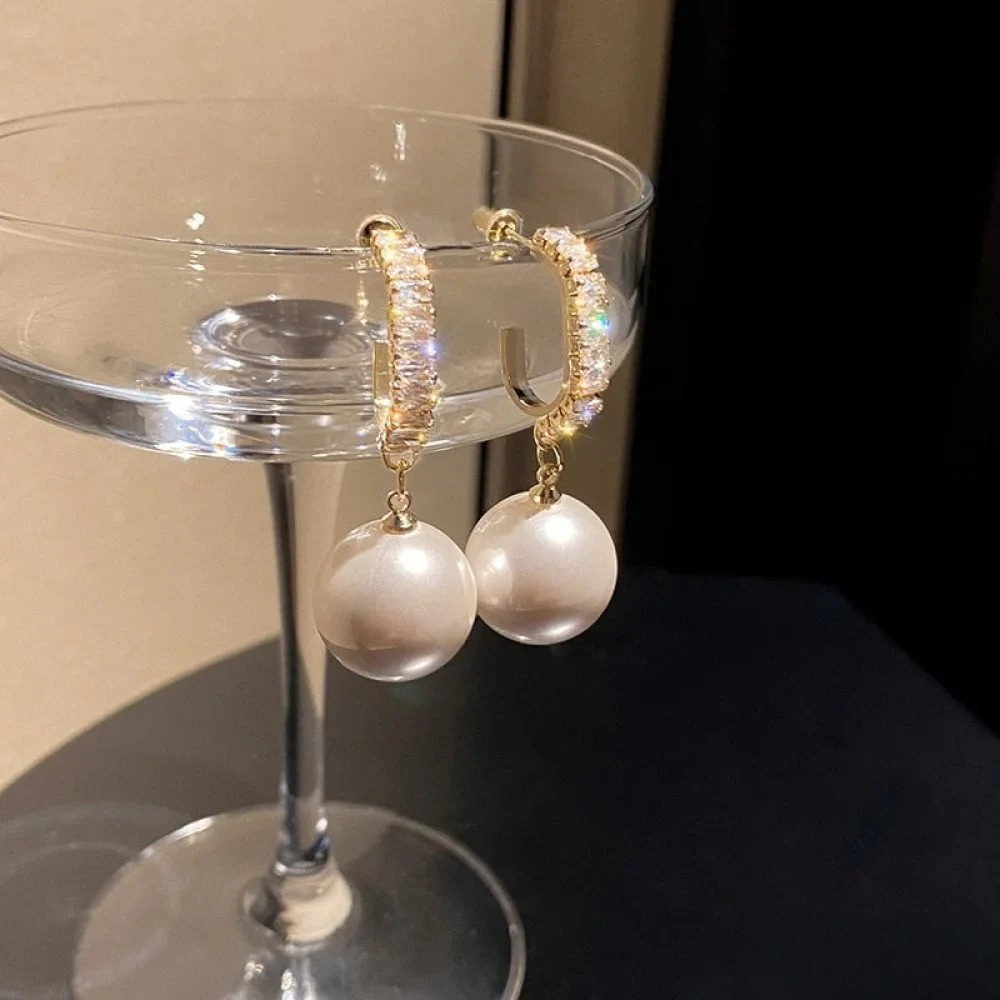 Boucles d'oreilles élégantes avec perles et zirconia